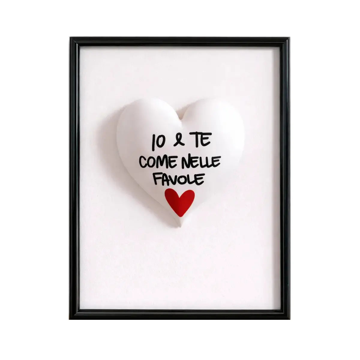 Quadretto CuoreAmore fatto a mano in Italia. Ha una cornice in legno bianca e un cuore in ceramica rosso con una scritta  