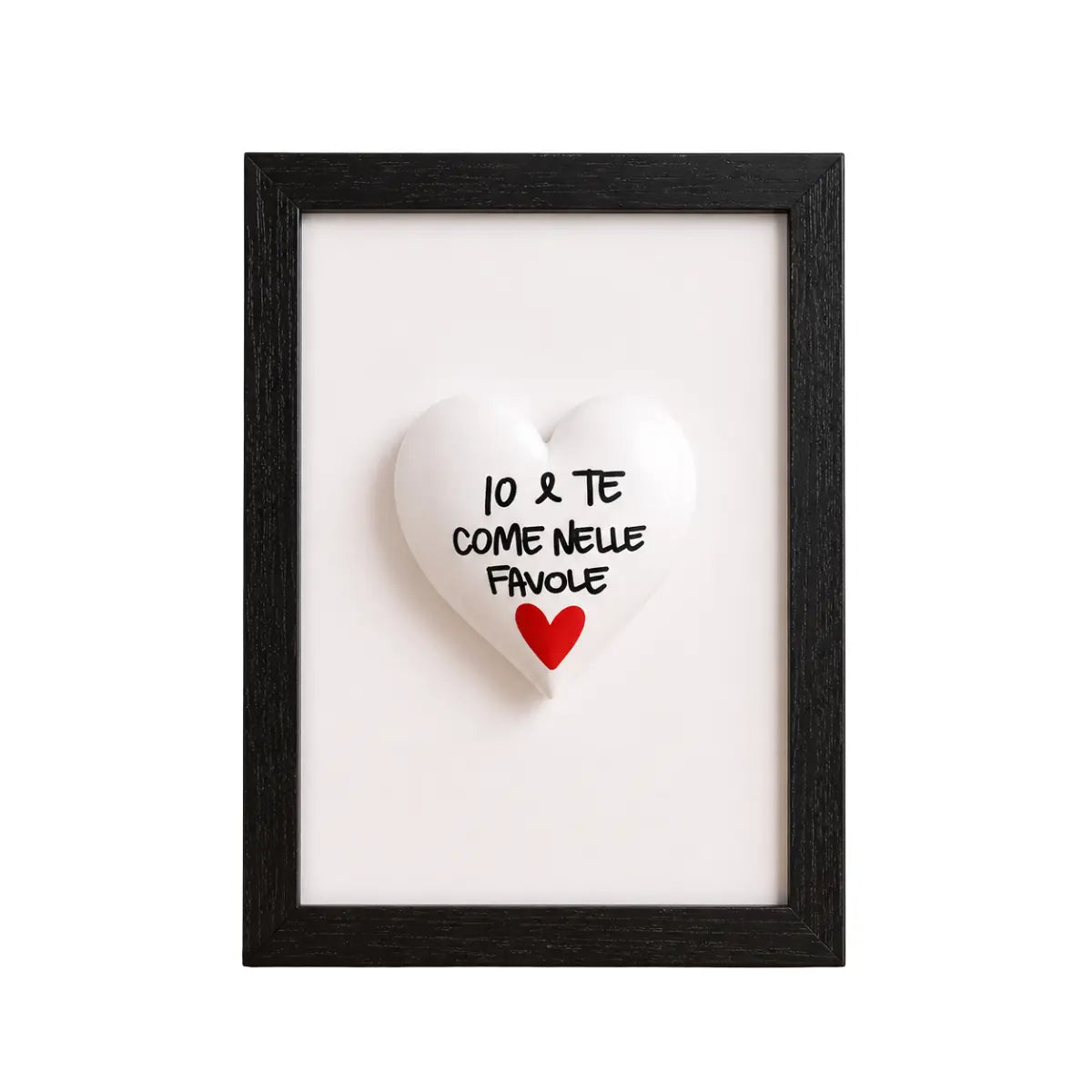 Quadretto CuoreAmore fatto a mano in Italia. Ha una cornice in legno nera e un cuore in ceramica bianco con una scritta  