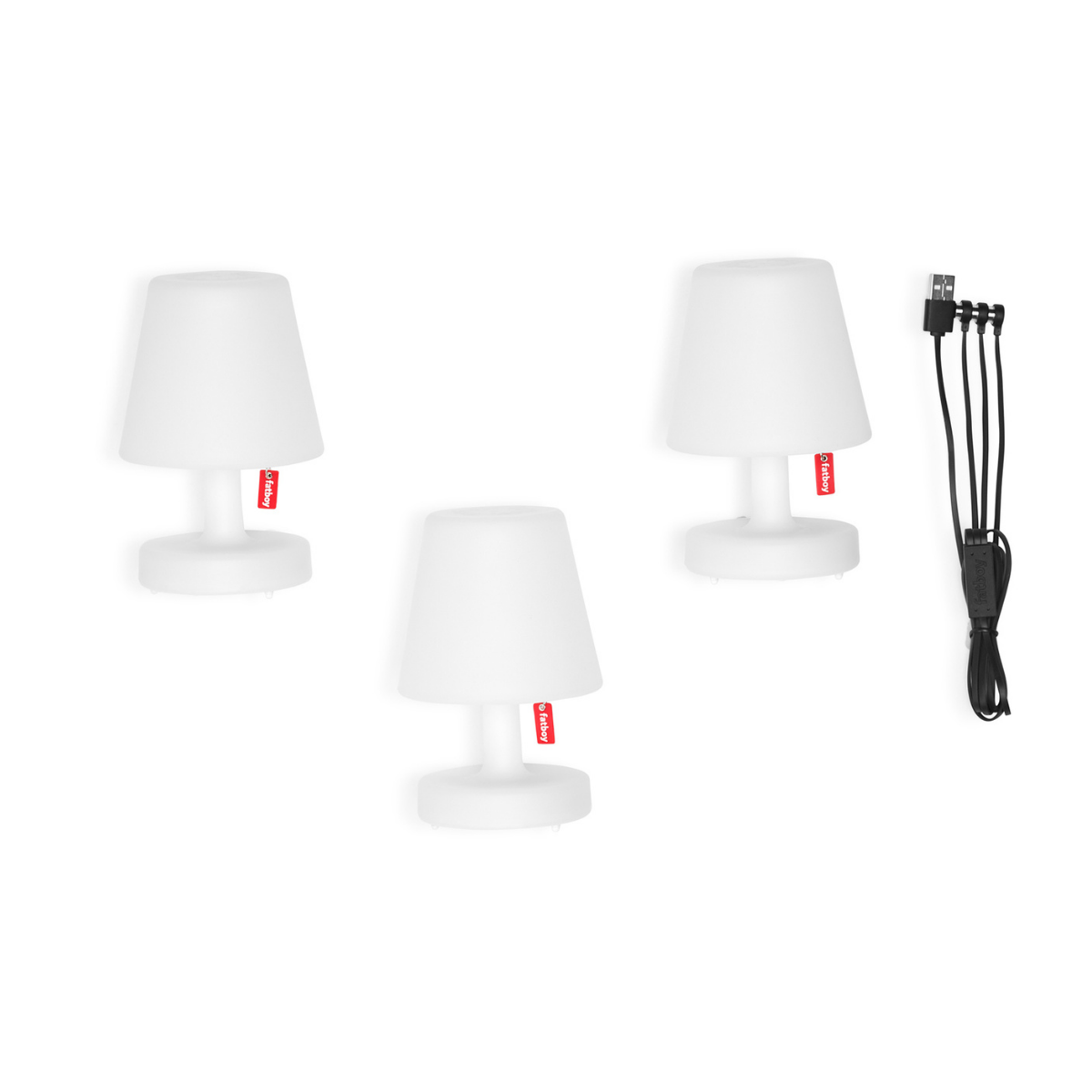Tre lampade bianche con targhetta Fatboy rossa. Caricatore da tre cavi nero. Sfondo bianco