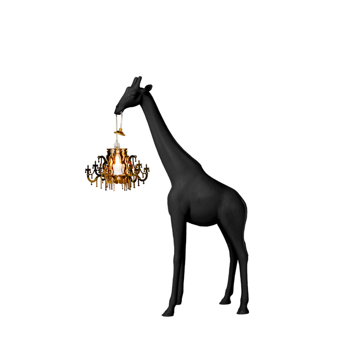 lampada nera giraffa, di profilo su sfondo bianco 