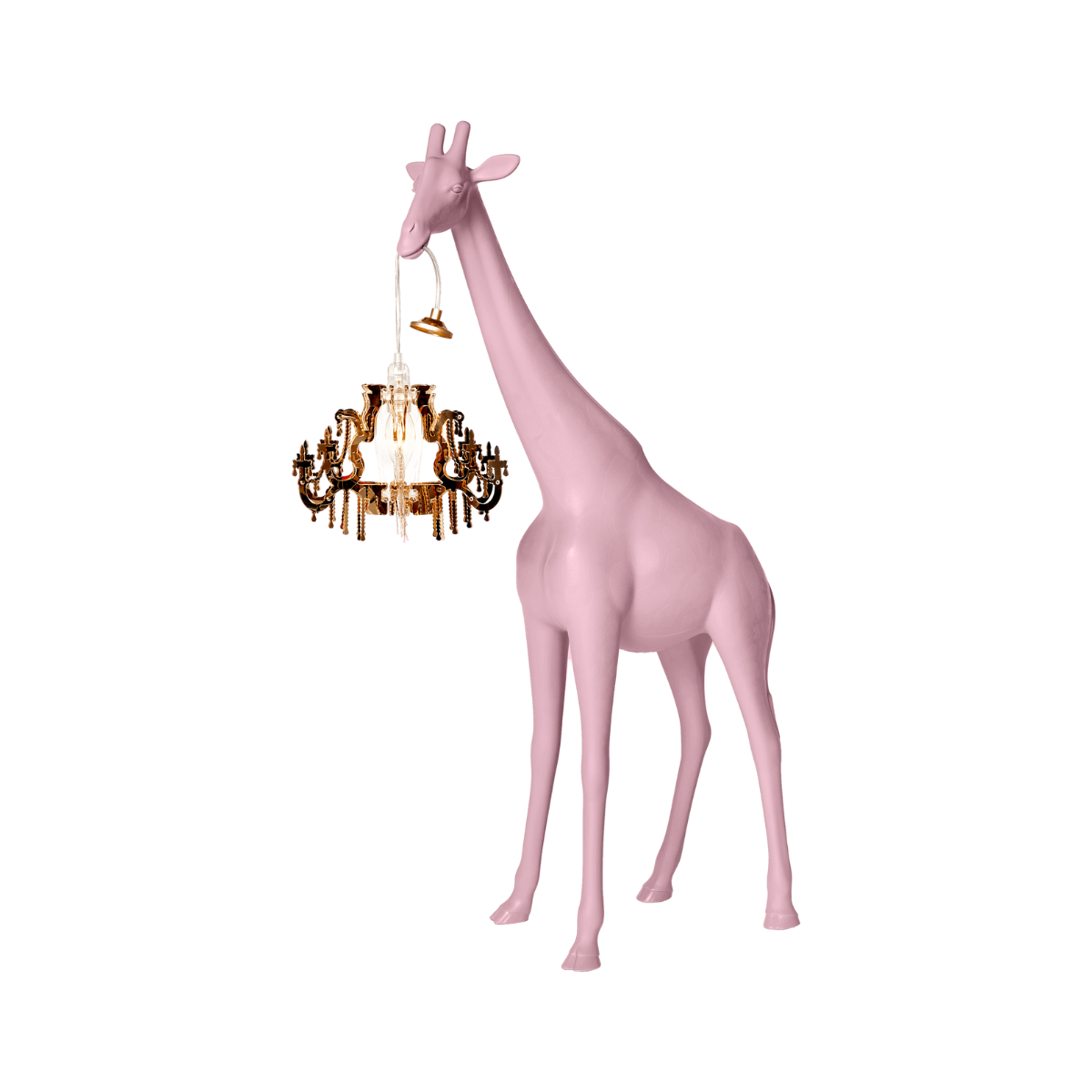 lampada giraffa rosa che sorregge lampadario, su sfondo bianco 