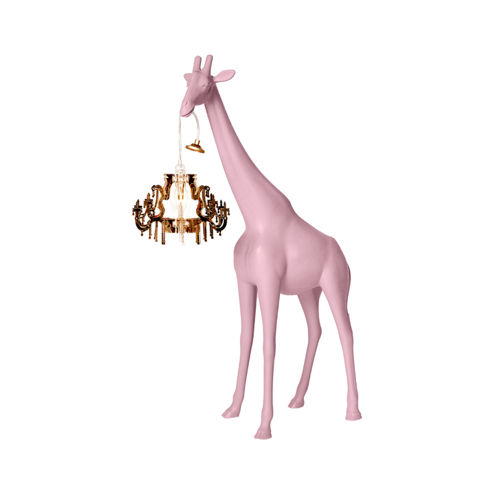 lampada giraffa rosa che sorregge lampadario, su sfondo bianco 
