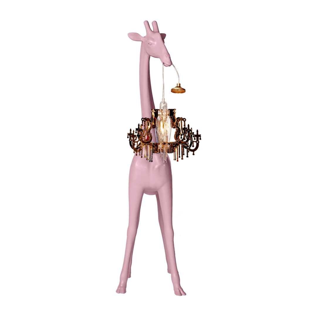 lampada rosa giraffa che sorregge lampadario, vista frontale.