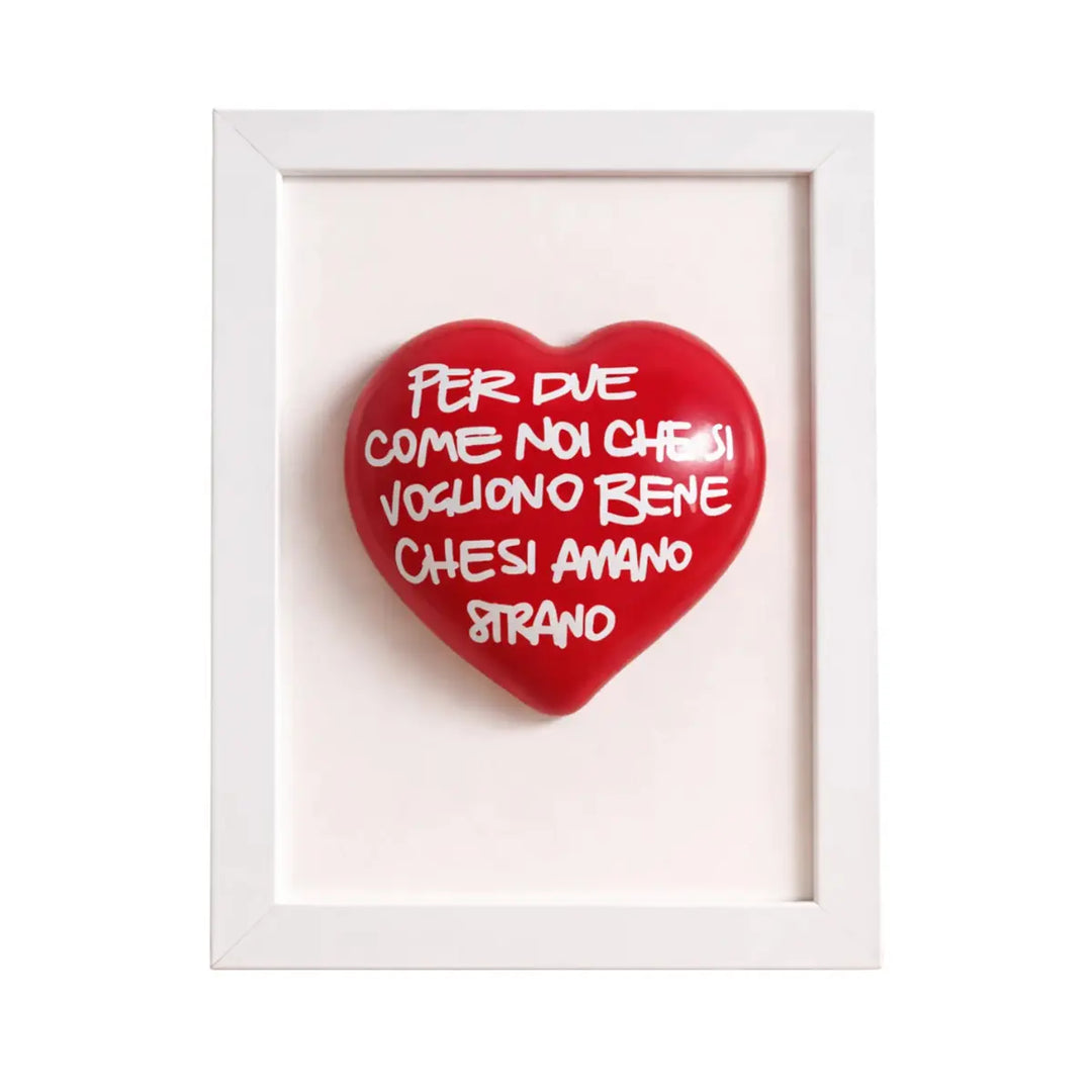 Quadretto CuoreAmore fatto a mano in Italia. Ha una cornice in legno bianca e un cuore in ceramica rosso con una scritta  