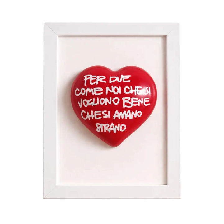 Quadretto CuoreAmore fatto a mano in Italia. Ha una cornice in legno bianca e un cuore in ceramica rosso con una scritta  