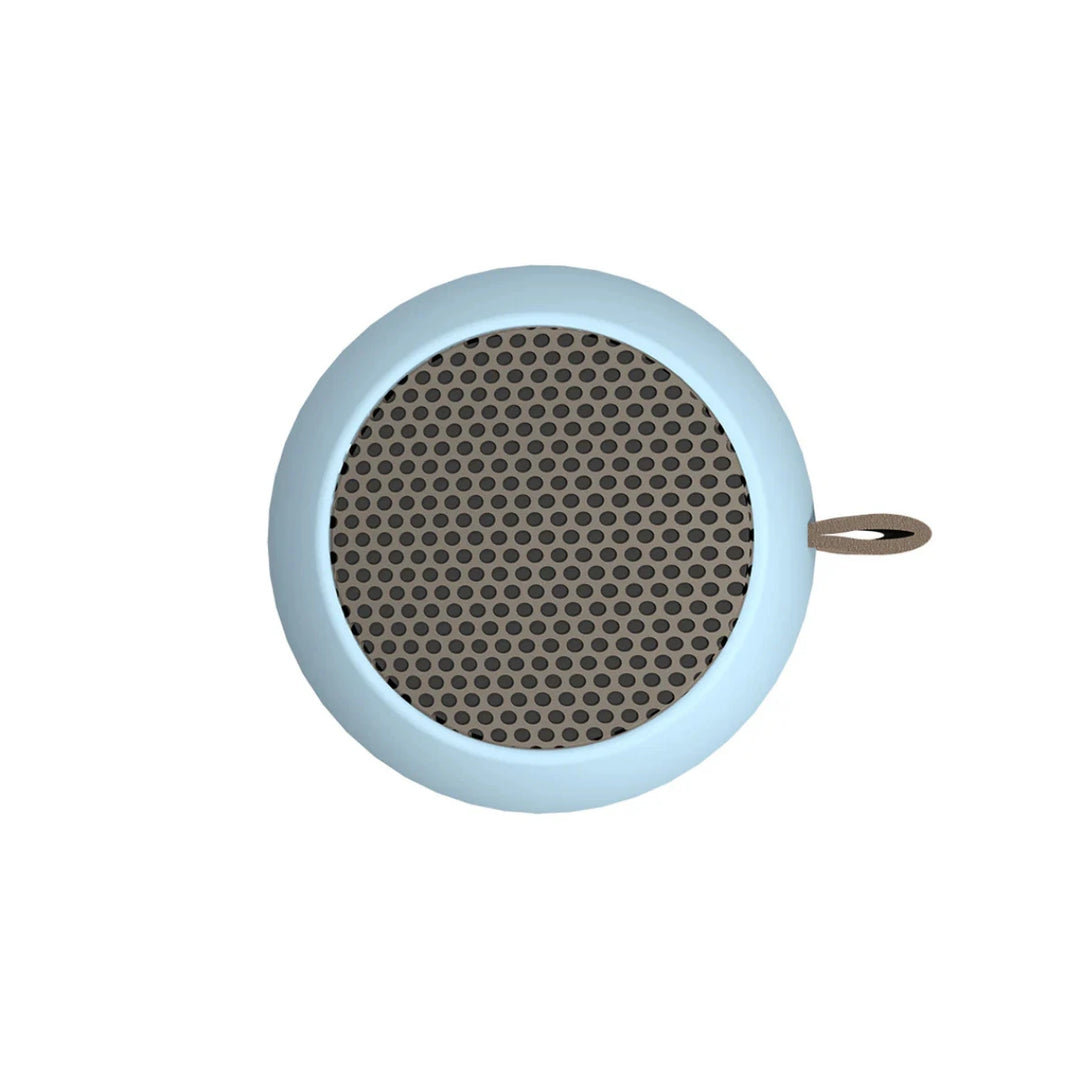 cassa audio portatile azzurra, vista dall'alto. Su sfondo bianco