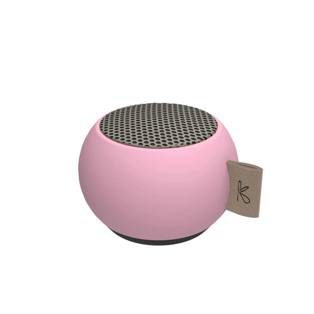 mini cassa audio portatile rosa di colore rosa, su sfondo bianco.