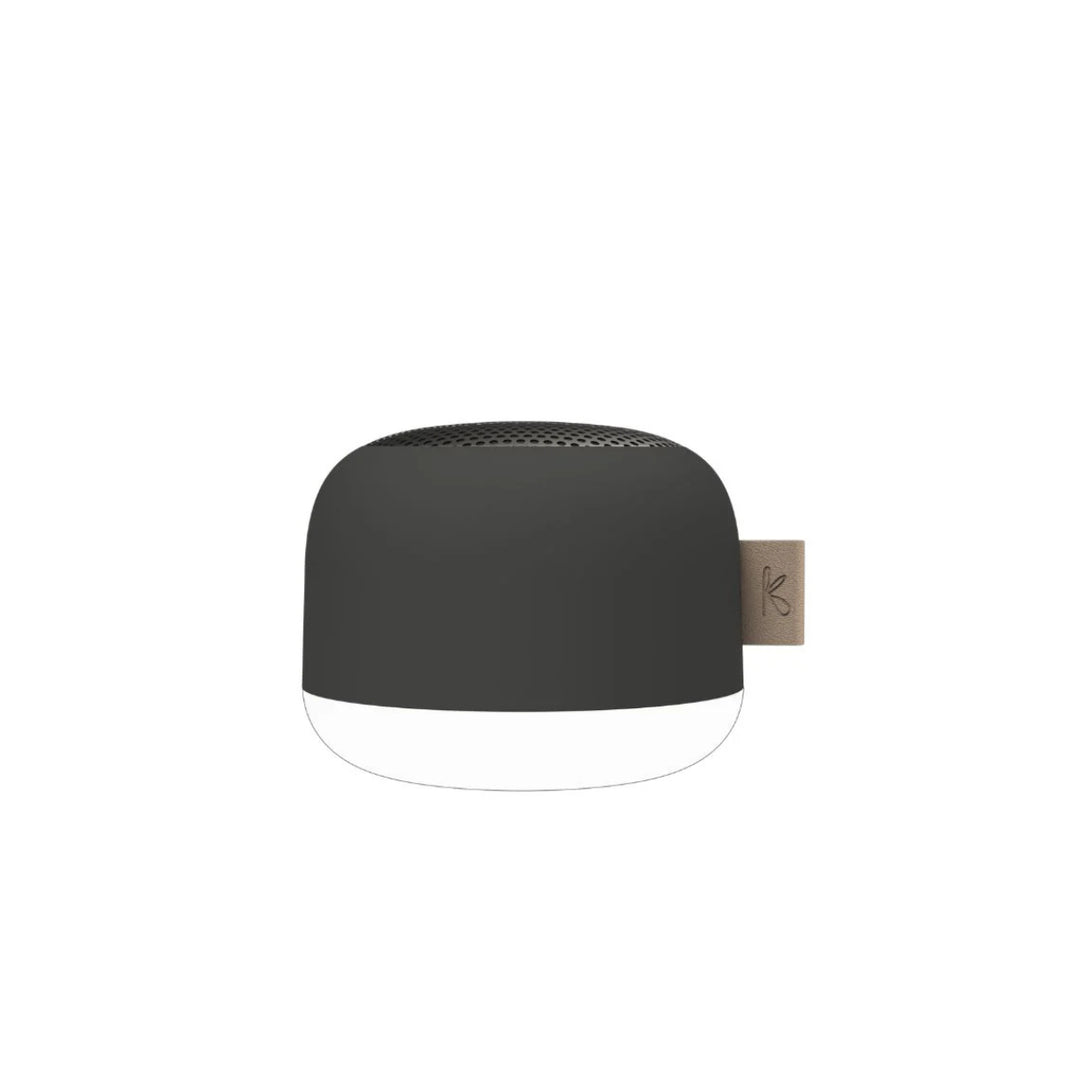 cassa audio portatile nera vista frontalmente, su sfondo bianco 