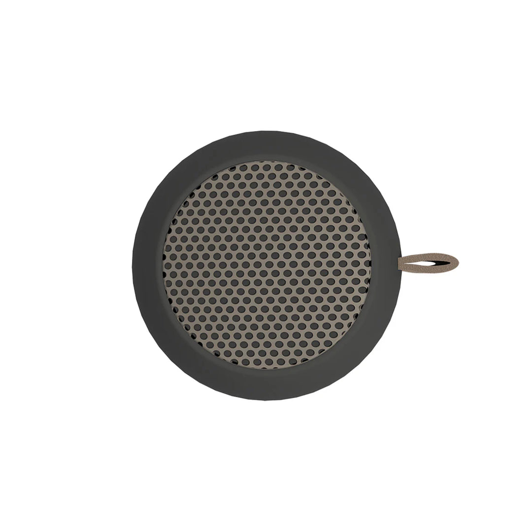 cassa audio portatile nera, vista dall'alto su sfondo bianco 