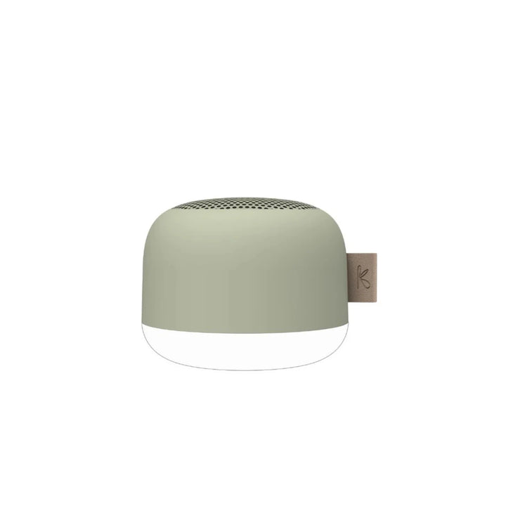 cassa audio portatile verde, vista frontalmente su sfondo bianco 