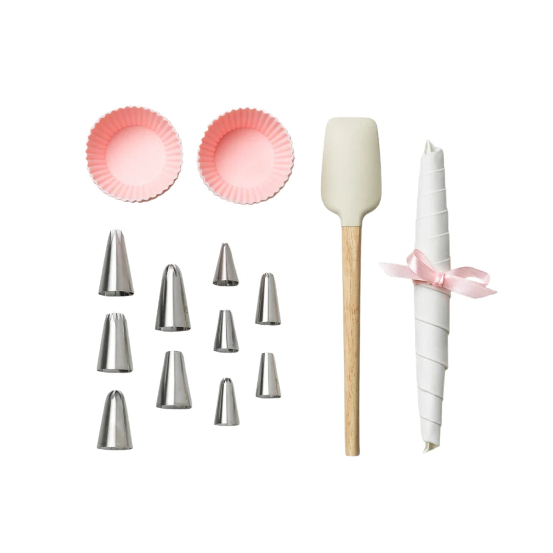 due stampi in silicone rosa, 10 beccucci in acciaio, una spatola in legno e una sac à poche